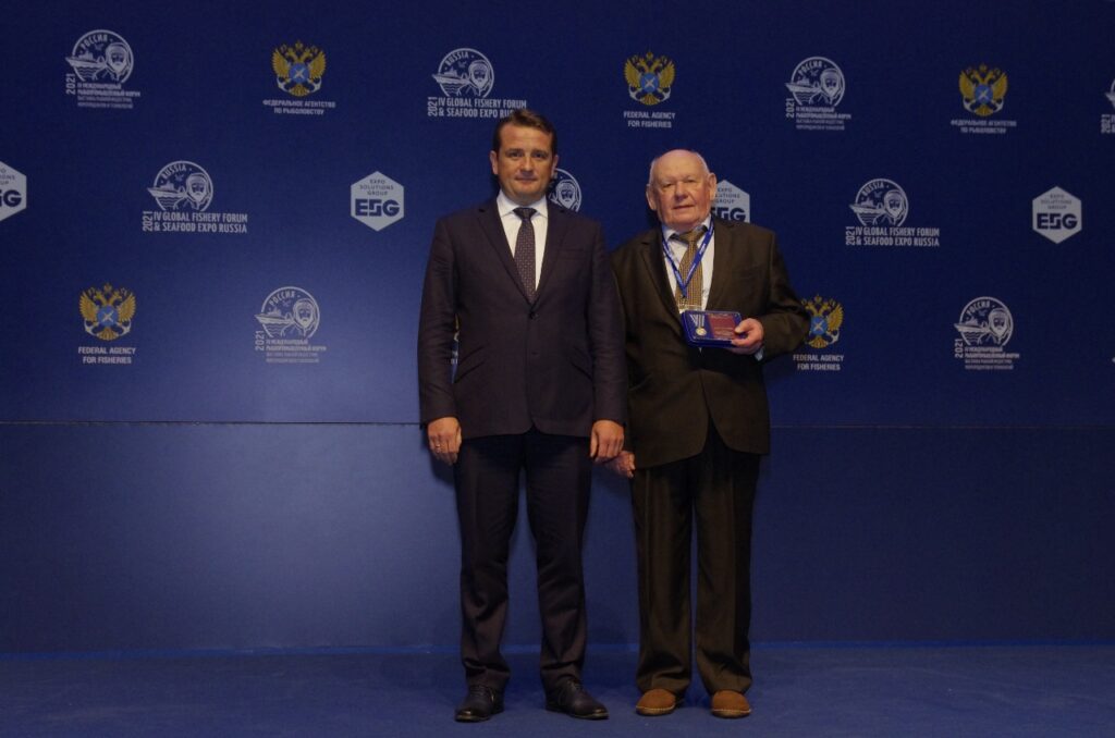 Илья Шестаков вручил ветерану рыбной отрасли Юрию Кокореву ведомственную награду