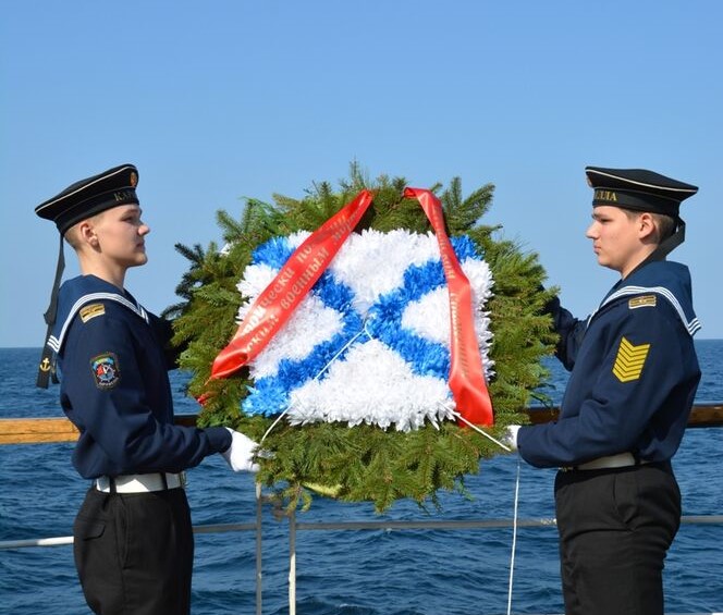 Экипаж «Паллады» почтил память погибших в Цусимском сражении русских моряков