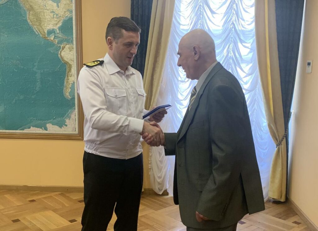 Глава Росрыболовства вручил медаль за заслуги в развитии рыбного хозяйства России II степени заслуженному ветерану отрасли Владимиру Чугаю