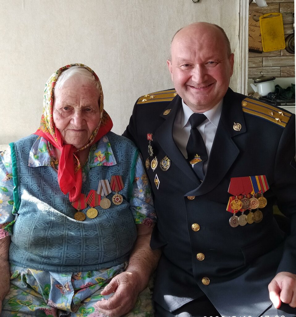 Начальник отдела рыбоохраны по Челябинской области поздравил ветерана с наступающим праздником