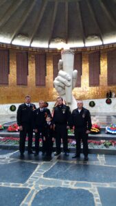 Сотрудники Нижневолжского отдела рыбоохраны возложили цветы к монументу «Родина — мать» в Волгограде