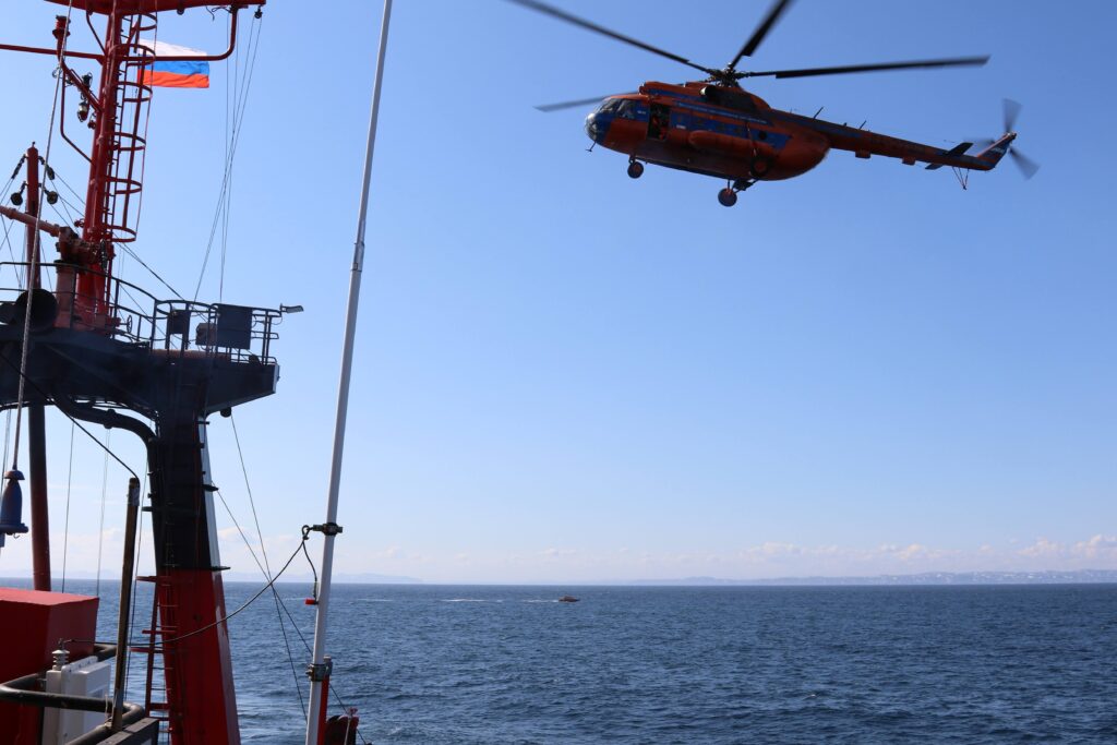 «Баренц-2022»: Северный спасательный отряд Росрыболовства отработал учения по поиску и спасению моряков условно затонувшего судна в Баренцевом море