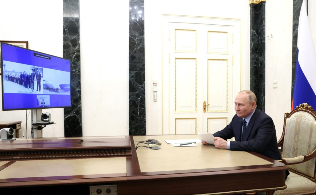 Президент РФ Владимир Путин в режиме видеоконференции принял участие в церемонии поднятия российского флага на новых рыбопромысловых судах