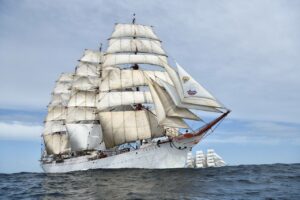 Стартовал шестой водный поход на ялах в честь 95-летия парусника «Крузенштерн» и 100-летия барка «Седов».