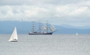 В преддверии Восточного экономического форума состоялся «Парад парусов» с участием фрегата Росрыболовства «Паллада»