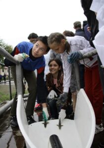 Бережное отношение к природе – смолоду: астраханские дети выпустили 125 тысяч осетрят и узнали об уникальности экосистемы региона