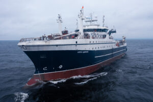 Рыболовный супертраулер «Капитан Вдовиченко» приступил к промысловым испытаниям