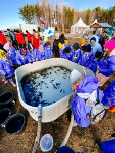 Сохраним водные биоресурсы вместе: в Тюменской области выпустили 10 тысяч молоди сазана