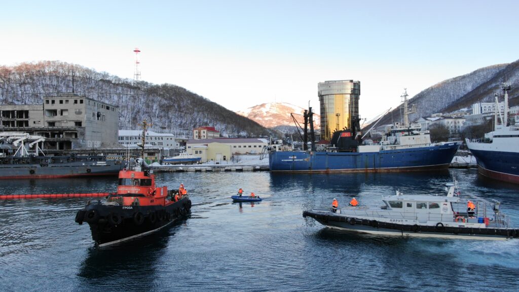 На страже экологии: специалисты Нацрыбресурса подтвердили готовность к действиям по ликвидации последствий разлива нефти в порту Камчатки