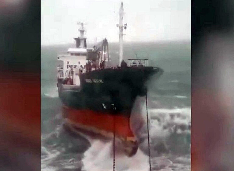 Смотрите сюжет России-1 о том, как ледокольное судно Росрыболовства «Справедливый» спасло в Охотском море судно-рефрижератор Amber Baltic