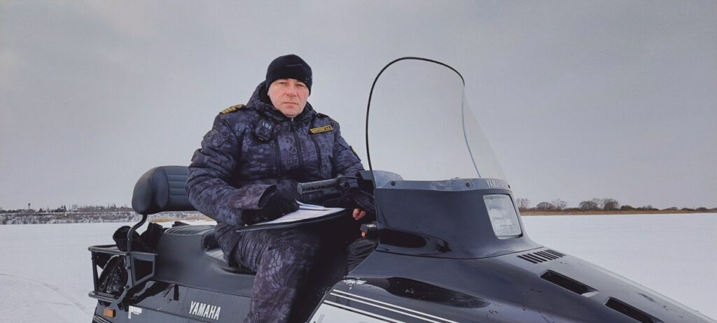 Инспектор рыбоохраны Северо-Западного ТУ Росрыболовства спас рыбаков на реке Великая в Псковской области