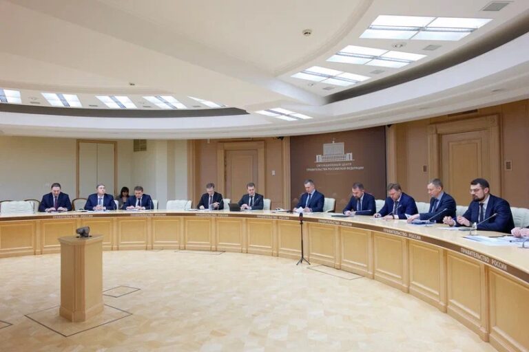 Полпред Президента России в ДФО Юрий Трутнев провёл совещание о развитии рыбохозяйственного комплекса Дальнего Востока