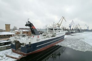 В России продолжается обновление рыбопромыслового флота – поднят Государственный флаг на супертраулере «Механик Маслак»