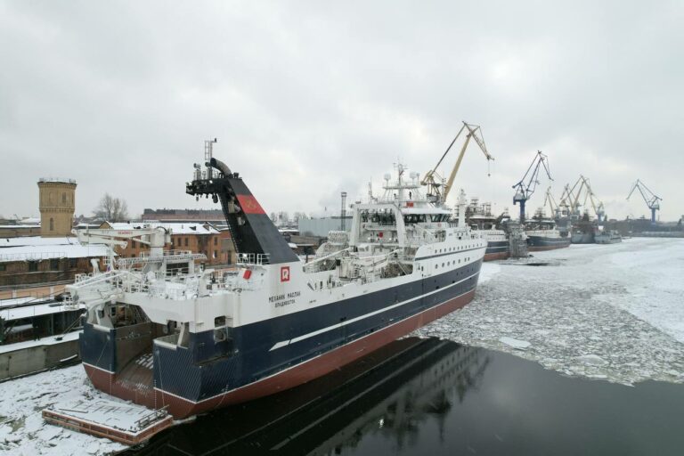 В России продолжается обновление рыбопромыслового флота – поднят Государственный флаг на супертраулере «Механик Маслак»