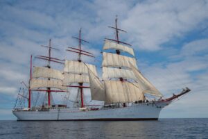 102-летний парусник Росрыболовства открыл навигацию – барк “Седов” вышел в первый учебный рейс