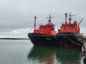 Спасательные суда Росрыболовства «Справедливый» и «Суворовец» стоят на страже безопасности рыбопромыслового флота на Дальнем Востоке