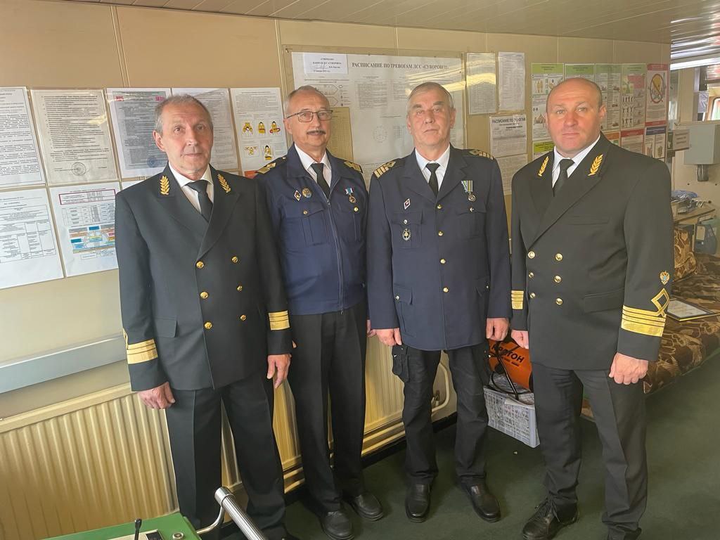 Отличившимся членам экипажей спасательных судов «Справедливый» и «Суворовец» вручили заслуженные награды