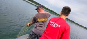В озеро в Башкирии вернули 11 тысяч раков, попавших в браконьерские ловушки