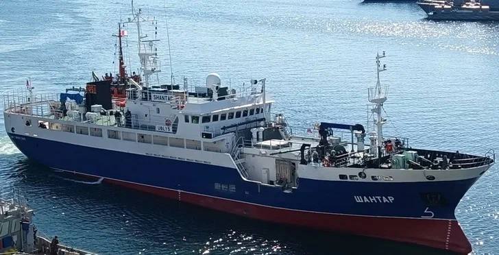 Российский рыбопромысловый флот пополнился новым судном — поднят Государственный флаг на краболовном судне «Шантар»