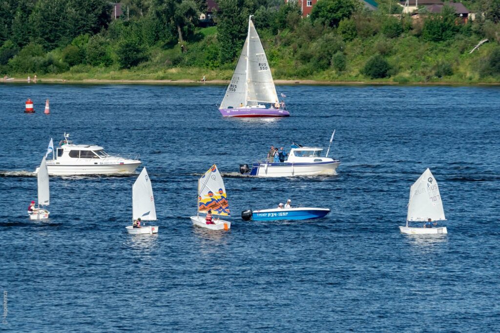 Парад судов на водном празднике в день города Рыбинска