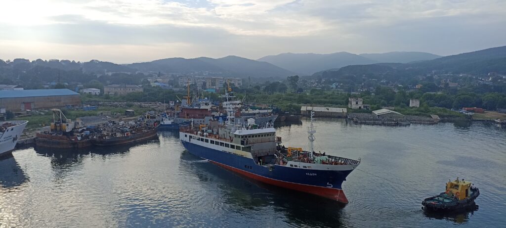 Дальневосточный флот пополнился еще одним новым судном-краболовом: работа в море — эффективность и безопасность