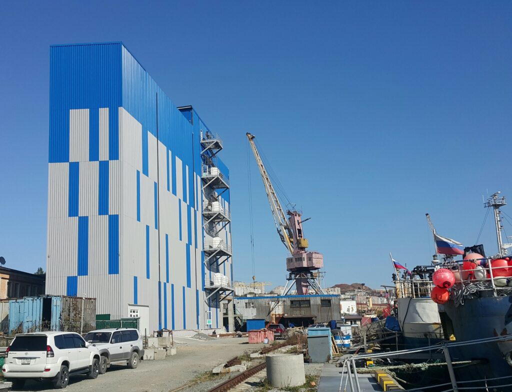 Реализация стратегии развития морских терминалов для обслуживания рыбопромыслового флота продолжается: во Владивостоке полным ходом идет строительство рыбного холодильника