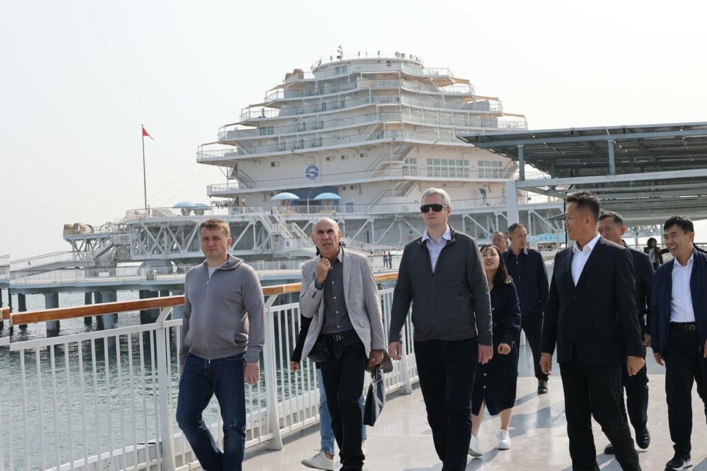Глава Росрыболовства посетил «интеллектуальную» платформу по выращиванию рыбы в Жёлтом море во время рабочей поездки в Китай