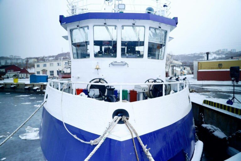 Российский рыбопромысловый флот пополнился новым судном: на Камчатке поднят государственный флаг России на рыболовном сейнере “Апача”
