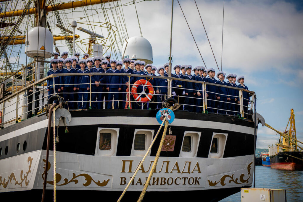 Новый рейс «Паллады» – обучение работе в море и воспитание патриотизма: учебный парусник Росрыболовства вышел из Владивостока