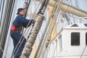 На барке «Крузенштерн» поставили паруса: у курсантов первый опыт парусного аврала в море