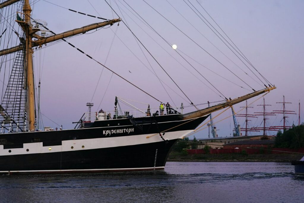 Испытание стихией и судовой быт – важный опыт для будущих моряков: барк Росрыболовства «Крузенштерн» вышел в первый рейс 2024 года