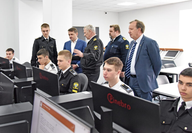 Илья Шестаков в ходе рабочей поездки посетил Санкт-Петербургский морской рыбопромышленный колледж и оценил результаты его модернизации
