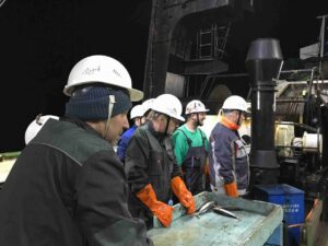 Большая африканская экспедиция: российские ученые ведут исследования в районе подводных гор Западно-Индийского хребта