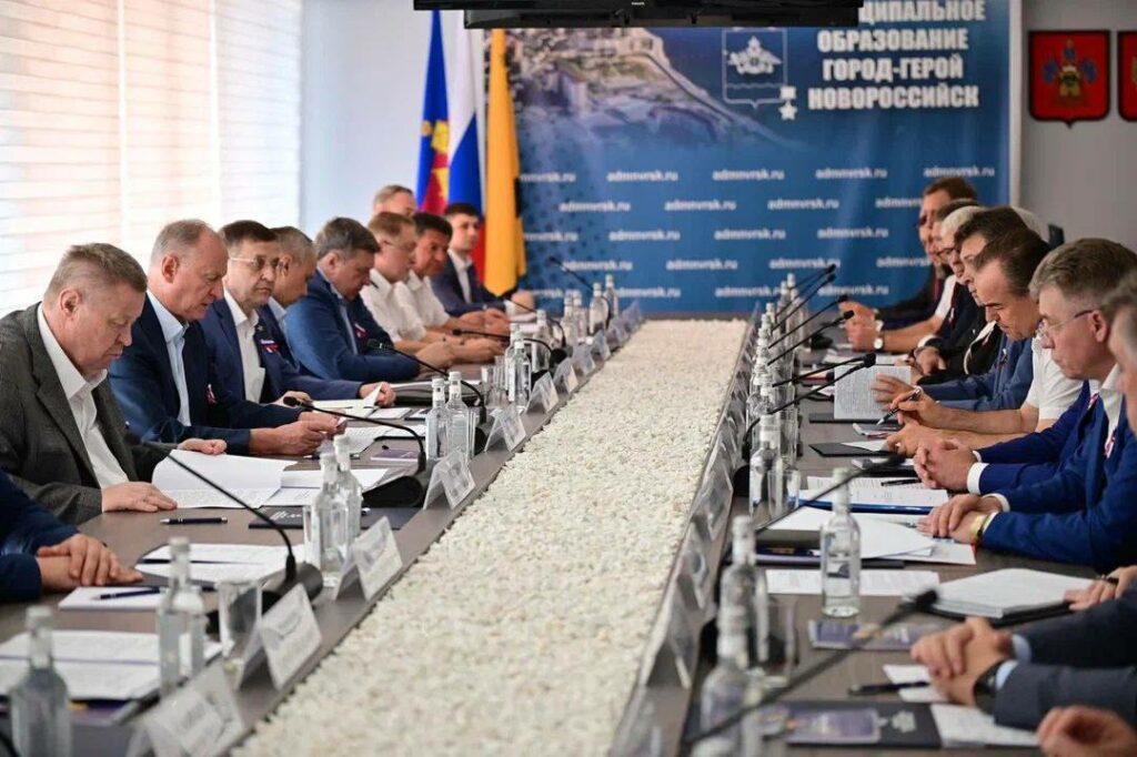 Помощник Президента России, председатель Морской коллегии РФ Николай Патрушев провел в Новороссийске совещание по вопросам реализации национальной морской политики в приморских территориях Азово-Черноморского региона