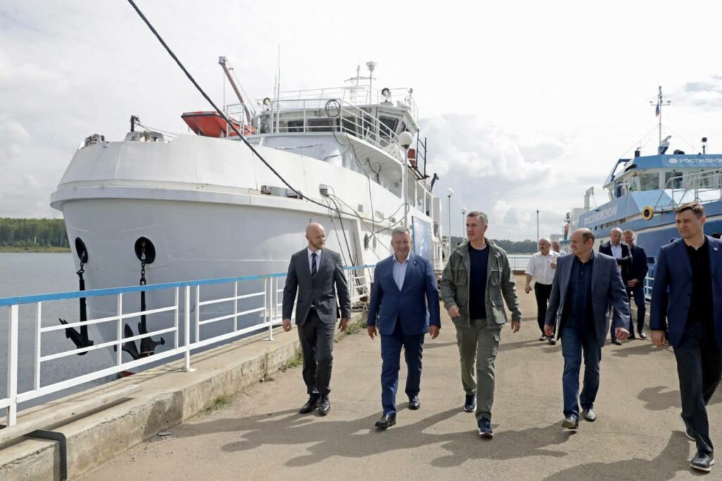 Вице-премьер Дмитрий Патрушев осмотрел ход строительства научно-исследовательского судна «Викентий Зайцев»