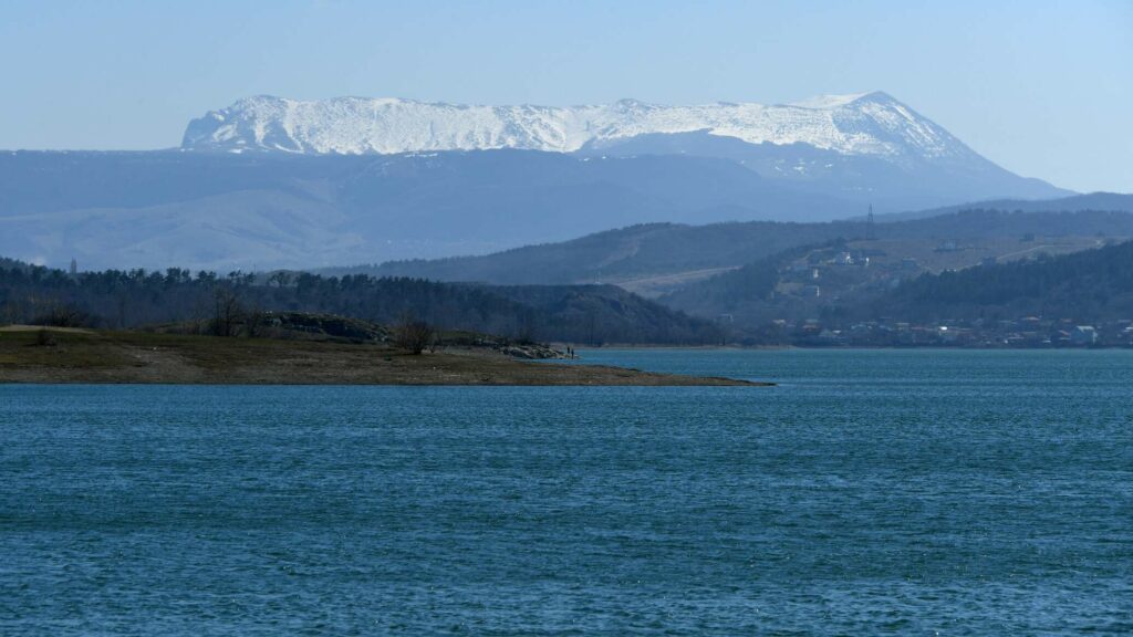 Толстолобик и белый амур: в Симферополе зарыбили водохранилище