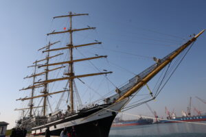 Россия и Китай укрепляют сотрудничество в сфере образования: учебный парусник Росрыболовства «Паллада» совершил заход в порт Далянь