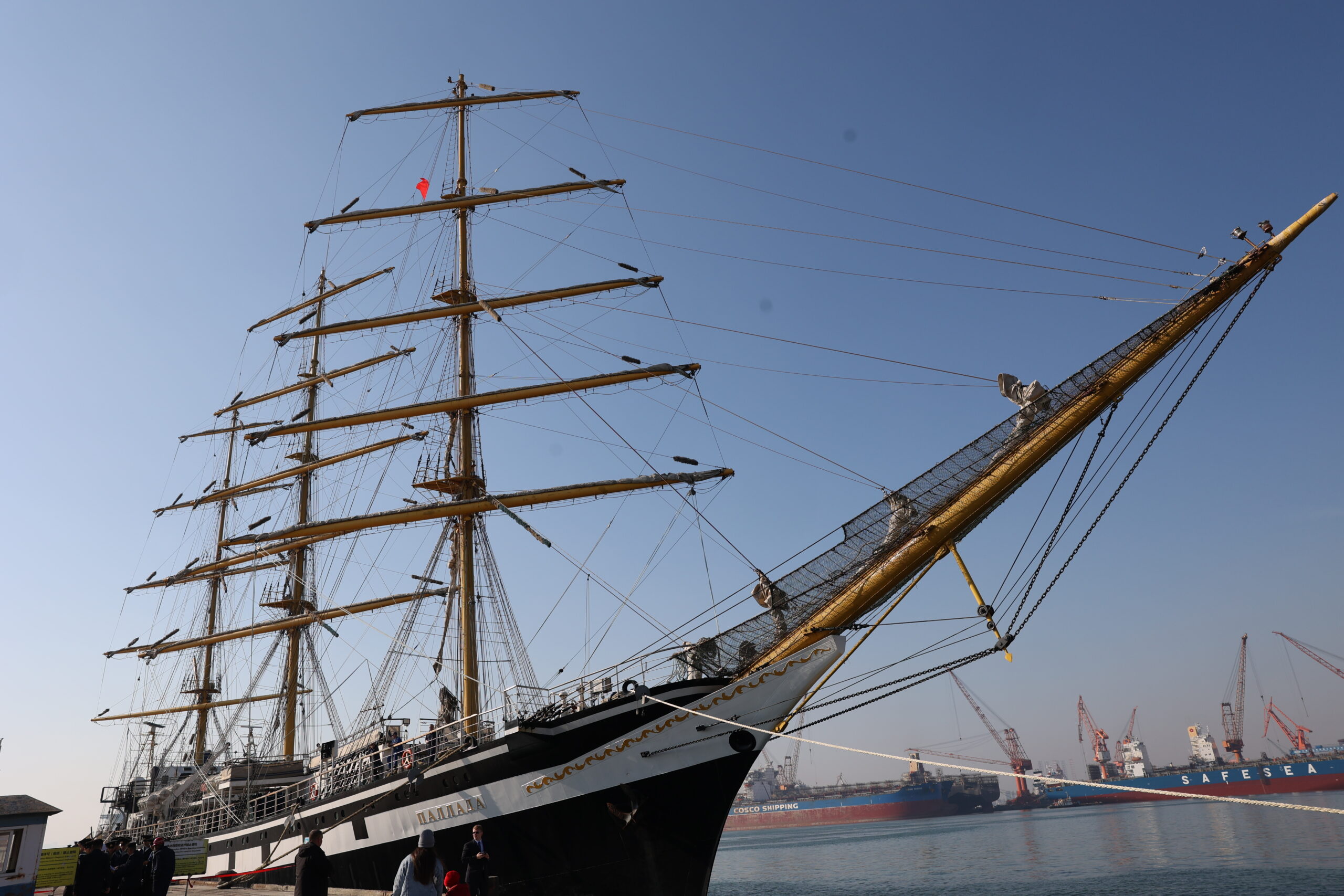 Россия и Китай укрепляют сотрудничество в сфере образования: учебный парусник Росрыболовства «Паллада» совершил заход в порт Далянь