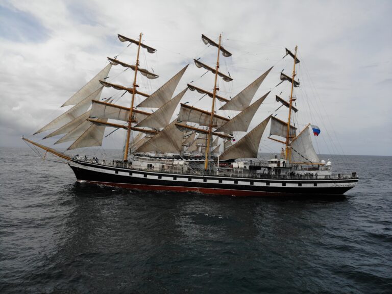 «Паллада» бороздит просторы Тихого океана: 160-й учебный рейс