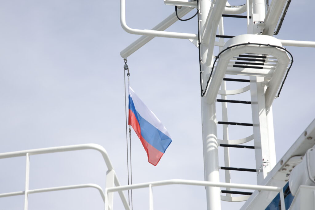 Россия-1: в Санкт-Петербурге подняли Государственный флаг РФ на траулере “Капитан Юнак”