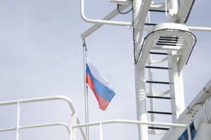 Россия-1: в Санкт-Петербурге подняли Государственный флаг РФ на траулере “Капитан Юнак”
