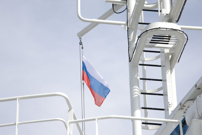 Россия-1: в Санкт-Петербурге подняли Государственный флаг РФ на траулере “Капитан Юнак”