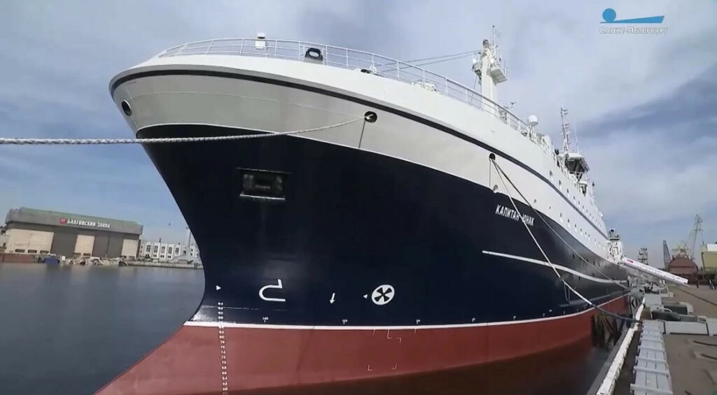 На суперсовременном российском рыбопромысловом судне «Капитан Юнак» поднят государственный флаг