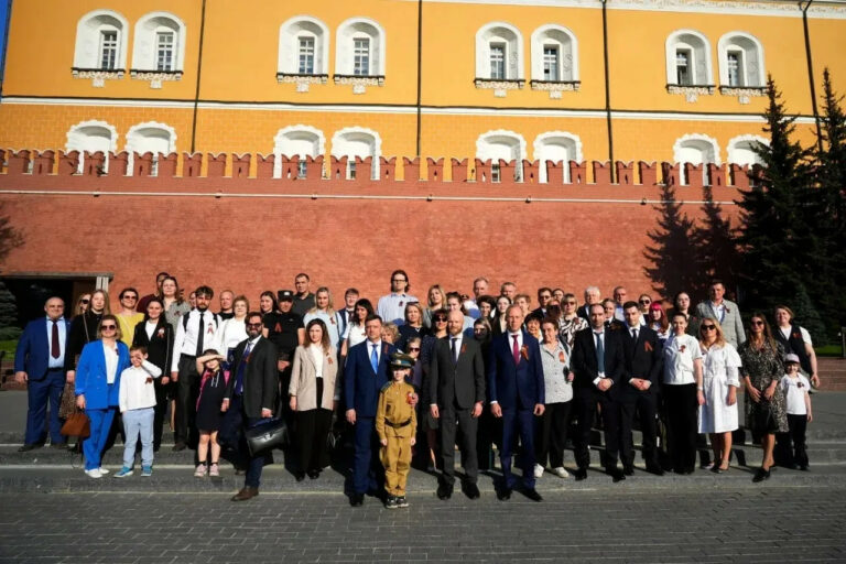 Руководство и сотрудники центрального аппарата и подведомственных структур Росрыболовства почтили память защитников Отечества и возложили цветы к мемориалу «Могила Неизвестного Солдата»