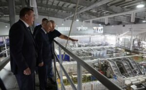 Президент России Владимир Путин посетил рыбоперерабатывающий комлекс «Ясный» на Итурупе