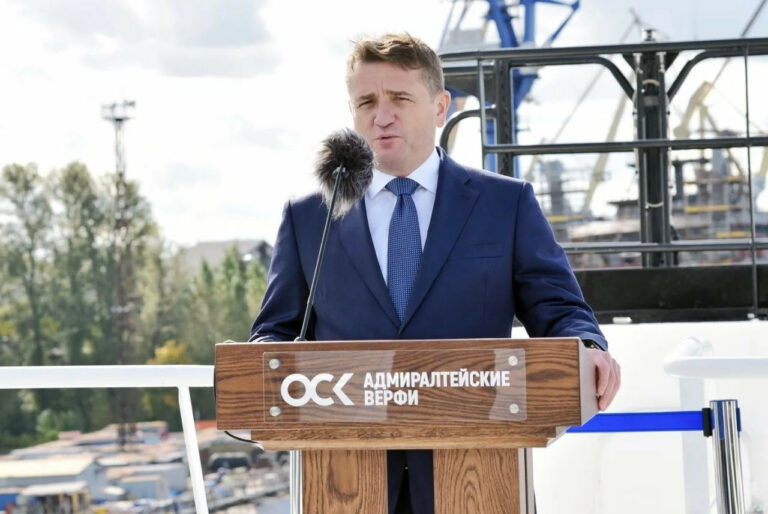 На супертраулере «Механик Щербаков» поднят Государственный флаг России