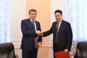 Илья Шестаков и посол Демократической Социалистической Республики Шри-Ланка в России Саман Вирасингхе подписали соглашение по сотрудничеству в области рыболовства (Москва, 24 марта 2017 г.)