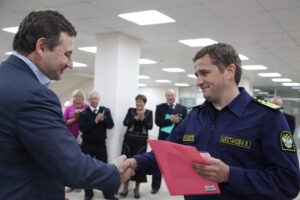 Руководитель Росрыболовства вручил ведомственные награды сотрудникам Южно-Курильского комбината (о. Кунашир, Южно-Курильск, 6 июля 2017 г.)