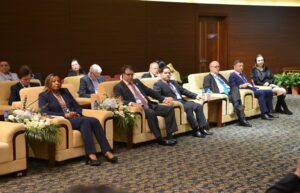 Петр Савчук на церемонии чаепития с участием замминистра сельского хозяйства КНР Юйя Канчжэня по случаю празднования 22-й годовщины CFSE и открытия выставки (КНР, Циндао, 1 ноября 2017 г.)