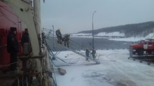 Спасатели Росрыболовства и МЧС отработали совместные действия во время пожара на судне